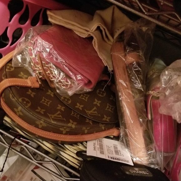 COMING SOON RARE & OR VINTAGE CHANEL , BALLY , LOUIS VUITTON , GUCCI & ETRO... - Picture 3 of 12